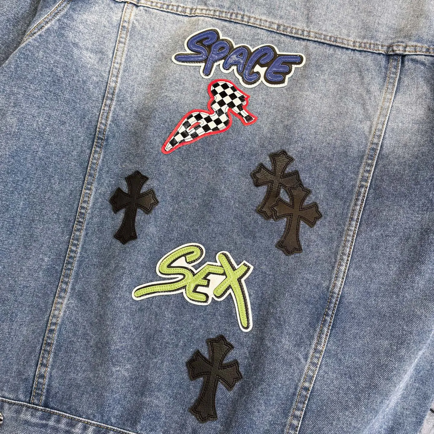 P350 ChromeHearts/Cro Hearts Cartoon Letter Chapter Cross Piece Leather Denim Jacket If you are obsessed with ChromeHearts, you can check it out. The same style for celebrities. Chrome Hearts is a very representative shirt jacket. The upper body of both men and women is really amazing, and it is also the same style as Yu Shuxin Angelababy! Recommended loose style for girls, super sweet! As soon as you go out, you will turn heads‼ ️This jacket is really eye-catching (the same style of pants is available) Color: light blue Size: S M L XL